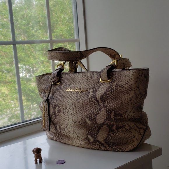 Leather bag has snake leather texture - Picture 2 of 11